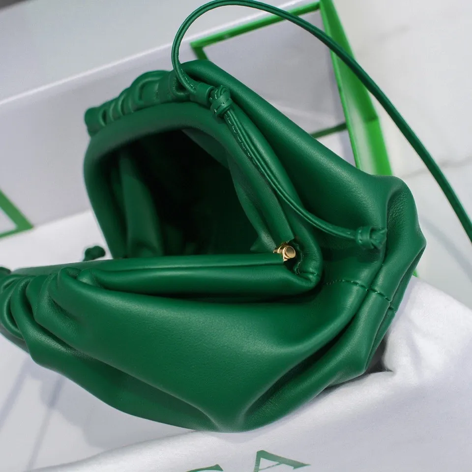 Batch 1120 Bottega Veneta cloud bag ☁️POUCH series, original plain calfskin, super low-key and attractive, soft and casual, major internet celebrity bloggers are crazy about calling it fashionable and classy, ​​lazy and intellectual, small size: 23*13*8 (small cloud plain) racing green